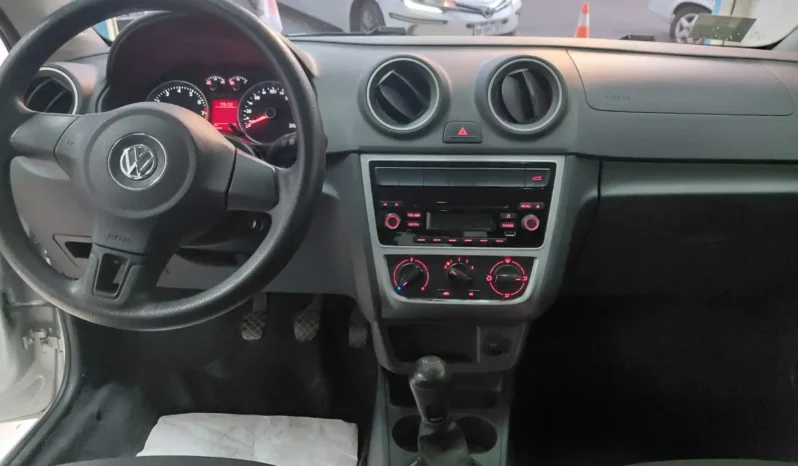 
Volkswagen Voyage 2015 completo									