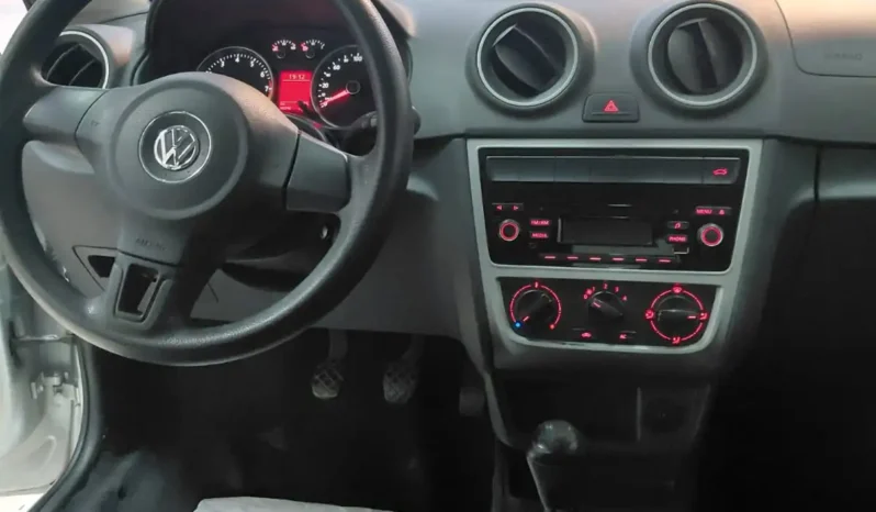 
Volkswagen Voyage 2015 completo									